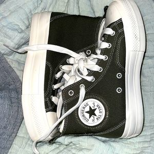 BRAND NEW NEVER WORN PLATFORM CHUCKS